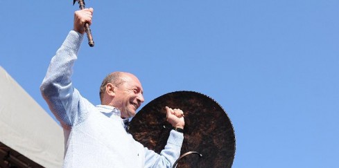 traian-basescu-scut-si-buzdugan traian-basescu-scut-si-buzdugan