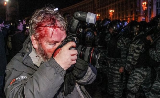 zeci-de-jurnalisti-au-fost-batuti-in-timpul-protestelor-din-kiev-237712