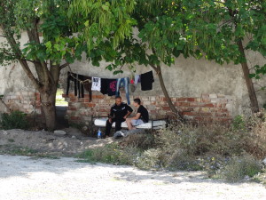 Doi refugiati sirieni in tabara din Harmanli, unde oamenii traiesc printre ruine. 