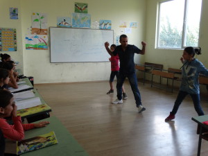 Refugiatii au montat o scoala de voluntari in tabara de refugiati din Harmanli, Bulgaria, ca o terapie necesara pentru copiii care petrec in tabara si 9 luni pana cand parintii lor optin actele. 