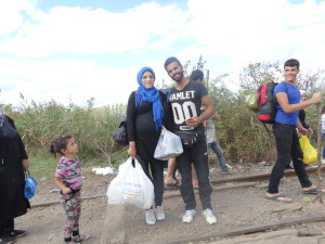 Una pareja siria justo en el kilometro 1 UE, acaban de cruzar la valla SerbiaHungria
