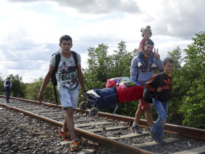 una familía quiere mostrar que está contenta por haber pasado la frontera